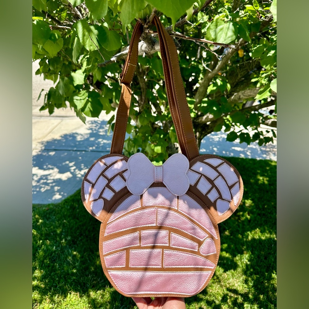 Concha Mouse with Bow Crossbody Bag